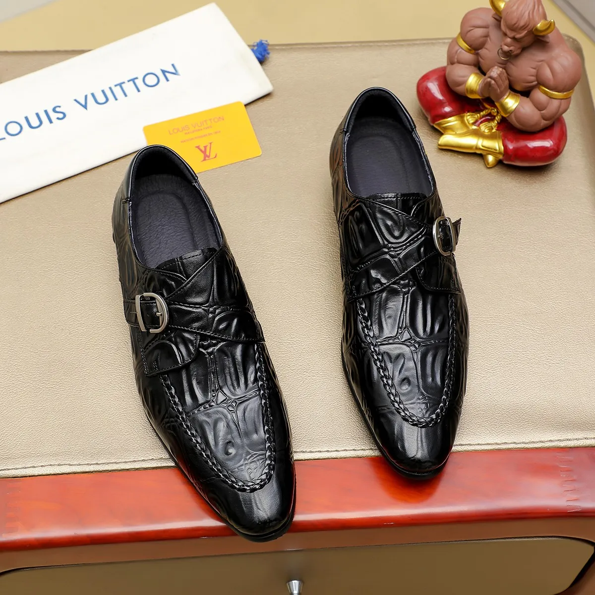 Men's shoes 💰540 💰 Louis Vuitton LV ® Autumn and Winter 🆕 models 🔛Full shoe counter First layer cowhide, 🐂leather lining casual shoes for men, super soft outsole, essential for driving. Counter synchronized original first layer cowhide completely 1:1 mold customization 🌹Top version, 2 colors optional! Number: 38-45 (37.46. Customized)